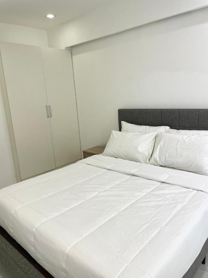 Burgundy Guest Suite Manila Exterior photo